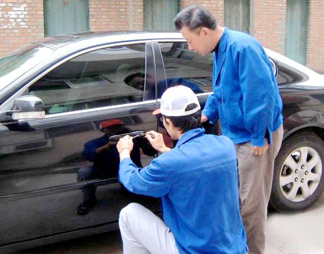 扎赉特旗汽车钥匙丢在车里面怎么办?